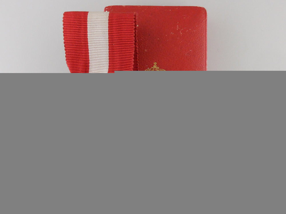 an_italian_order_of_the_crown_of_italy;_knight_with_case_an_italian_order_55d1e2277ee81