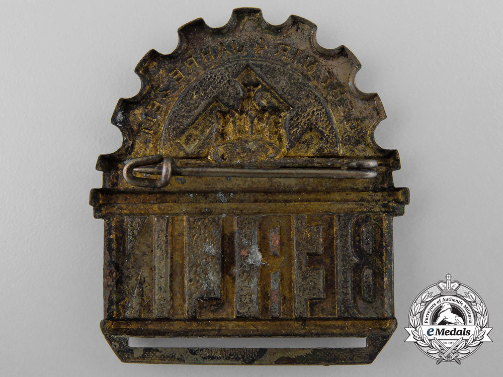 a_four-_year_plan_badge_for_berlin_b_7938