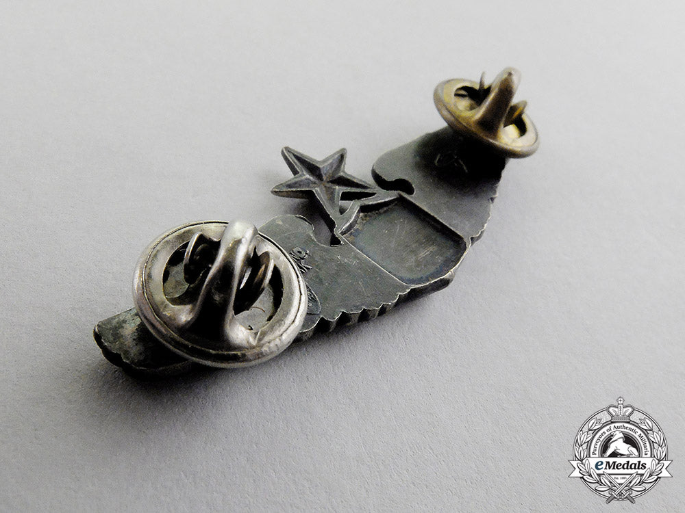 united_states._two_reduced_size_u.s._army_air_force_pilot_badges_and_two_u.s._marine_corps_collar_insignia_c17-704_1