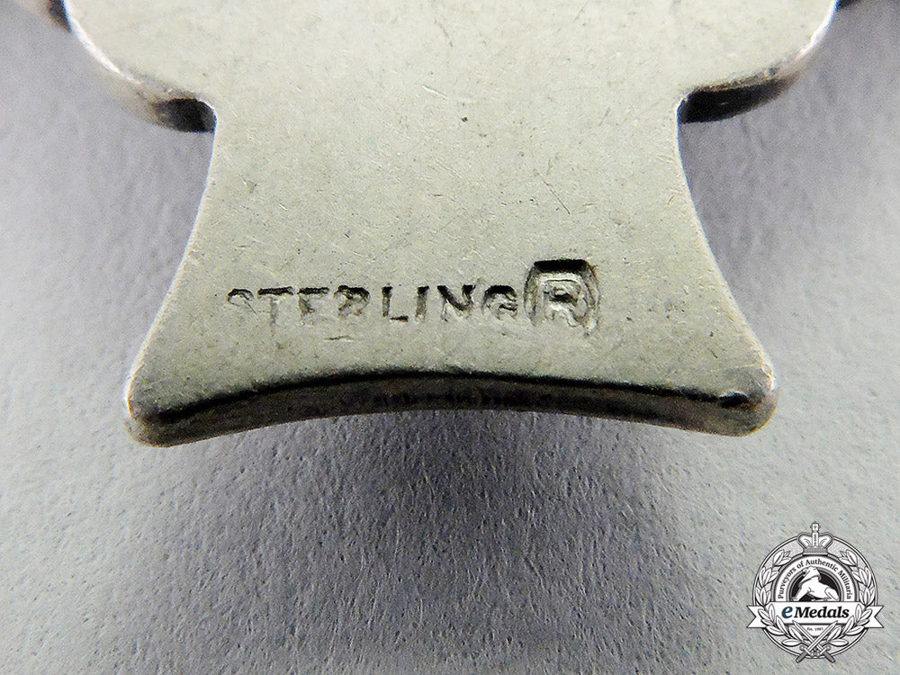 canada._a_memorial_cross_to_private_rayner,_died_of_wounds_from_the_battle_of_hill70_c17-7375