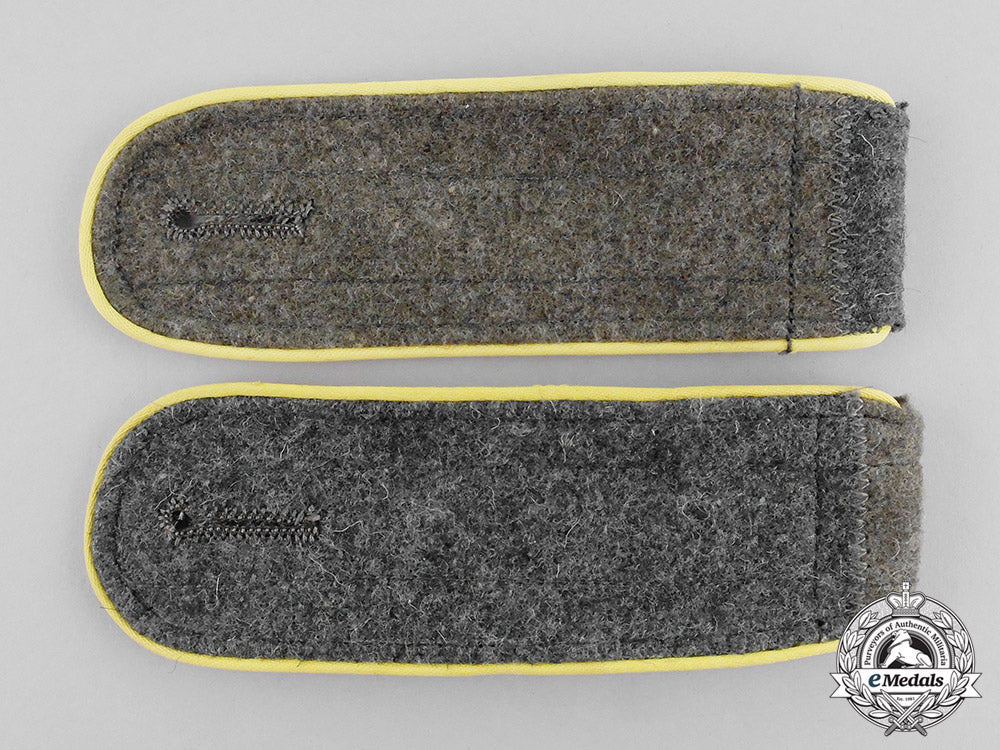 germany._a_pair_of_wehrmacht_signals_enlisted_man’s_shoulder_boards_c17-7917