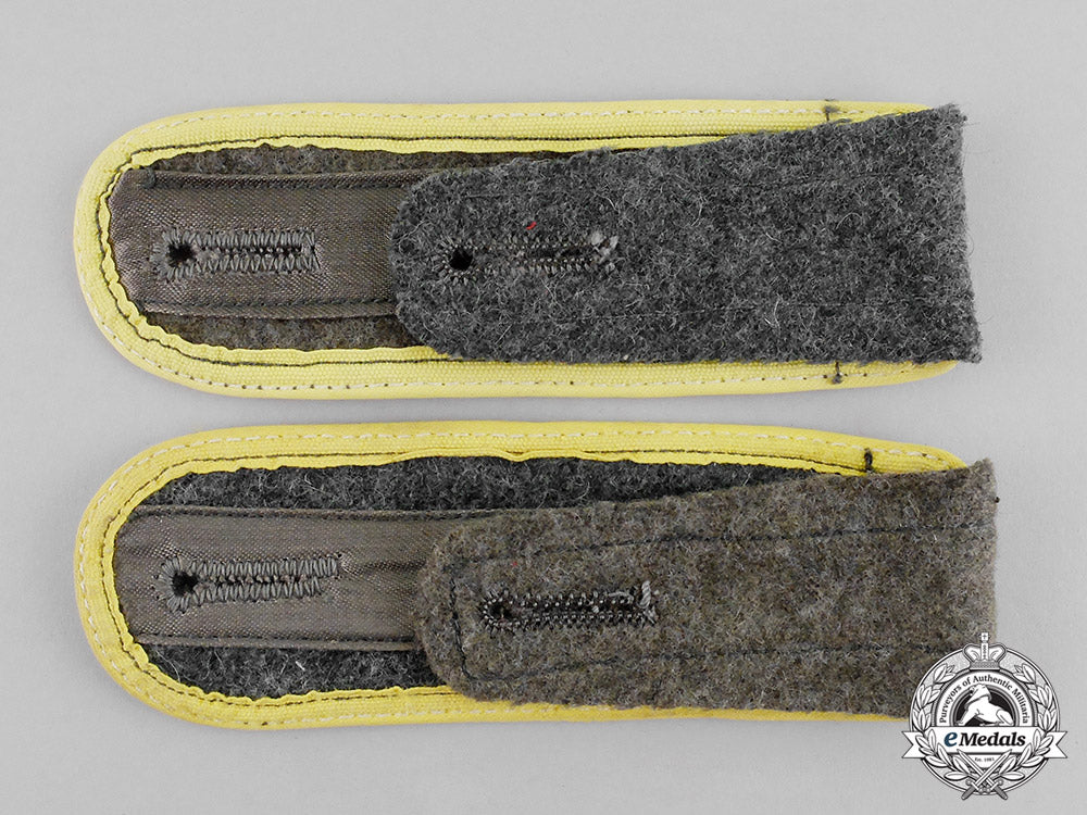 germany._a_pair_of_wehrmacht_signals_enlisted_man’s_shoulder_boards_c17-7918