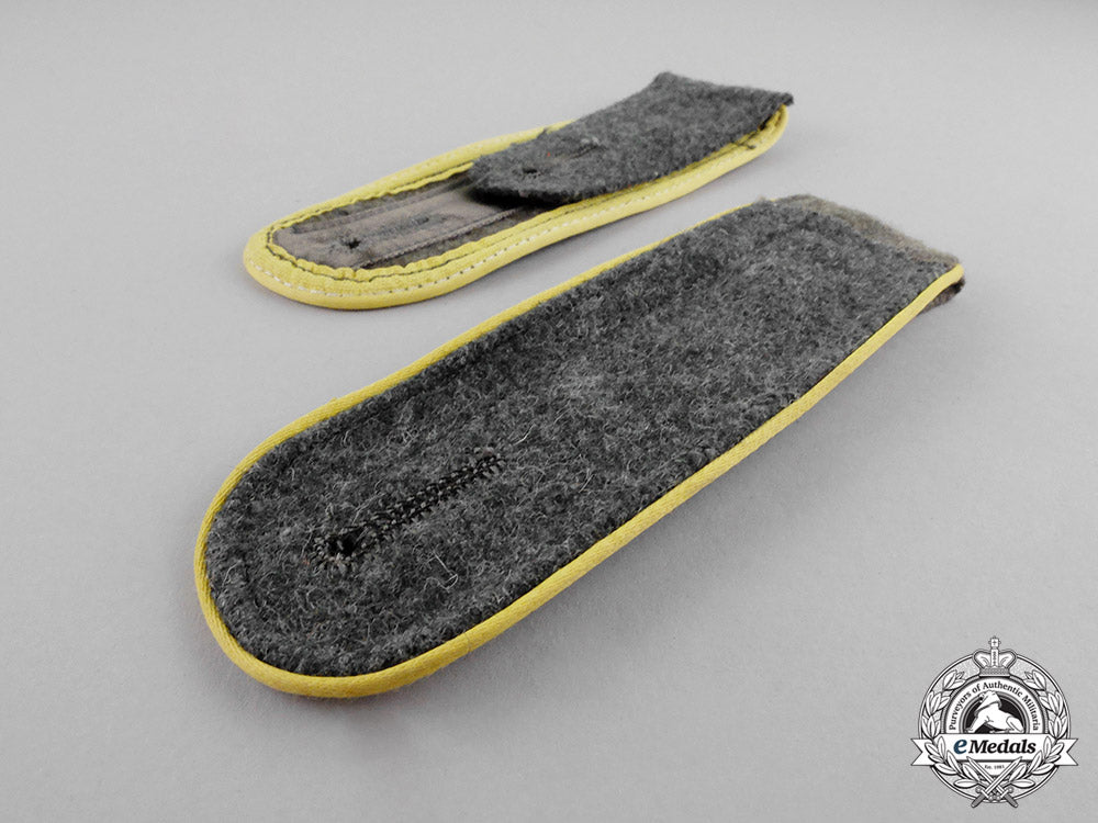 germany._a_pair_of_wehrmacht_signals_enlisted_man’s_shoulder_boards_c17-7920