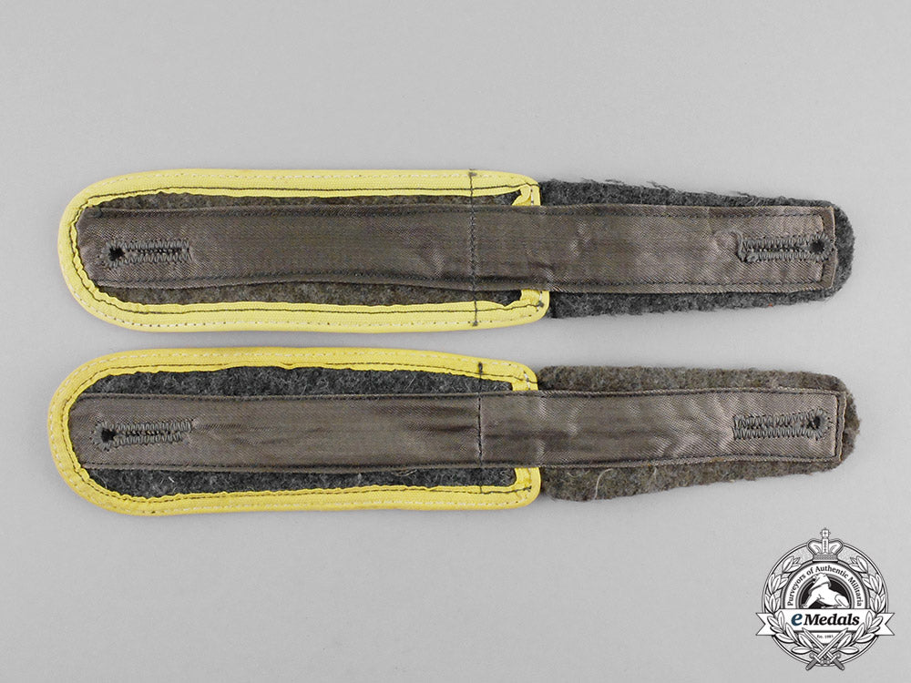 germany._a_pair_of_wehrmacht_signals_enlisted_man’s_shoulder_boards_c17-7921