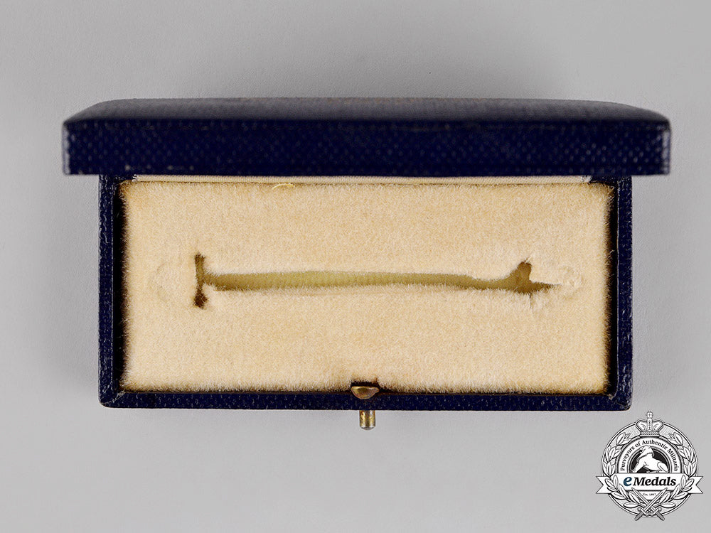 germany._a_case_for_a_front_flying_clasp_for_day_fighters,_bronze_grade_c18-013813