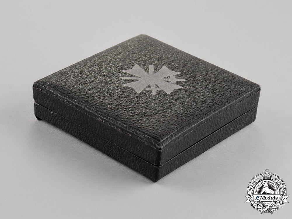 germany._a_war_merit_cross_first_class_with_swords,_cased,_by_deschler&_sohn_c18-014264