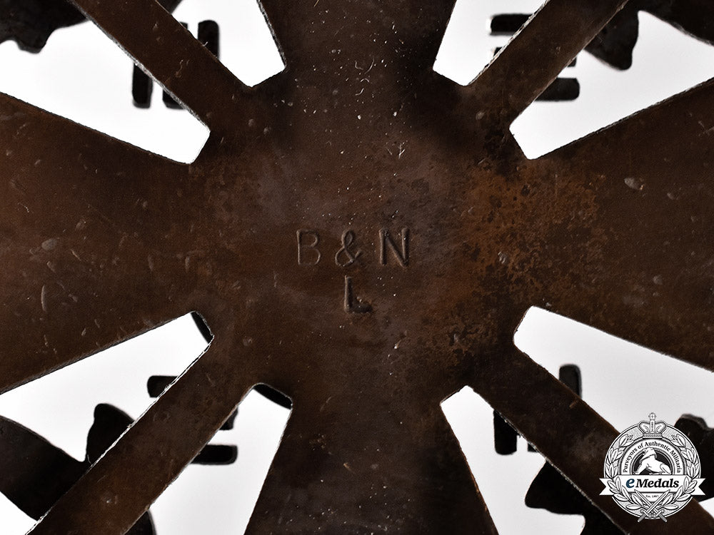 germany._a_spanish_cross,_in_bronze,_with_swords,_by_berg&_nolte_of_lüdenscheid_c18-015381