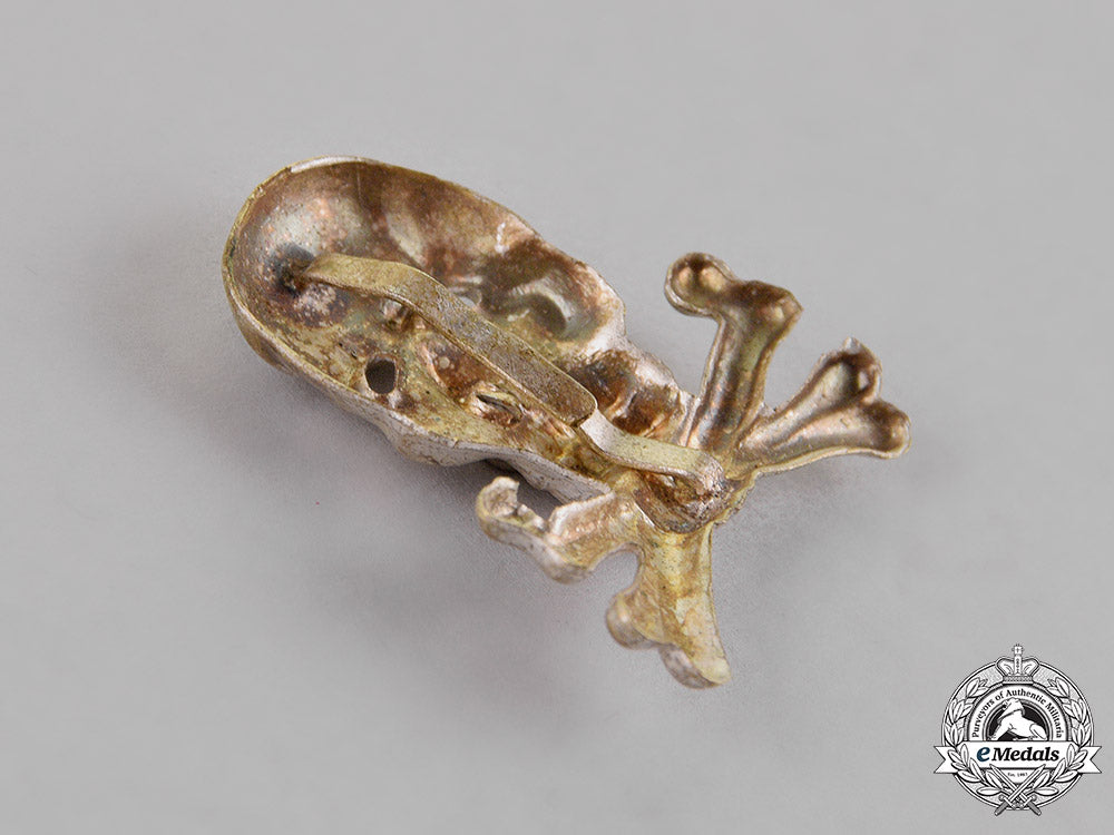 germany._a_braunschweiger_totenkopf_officer’s_cap_insignia_for_the_infantry_regiment_nr.92/_hussars_nr.17_c18-015834