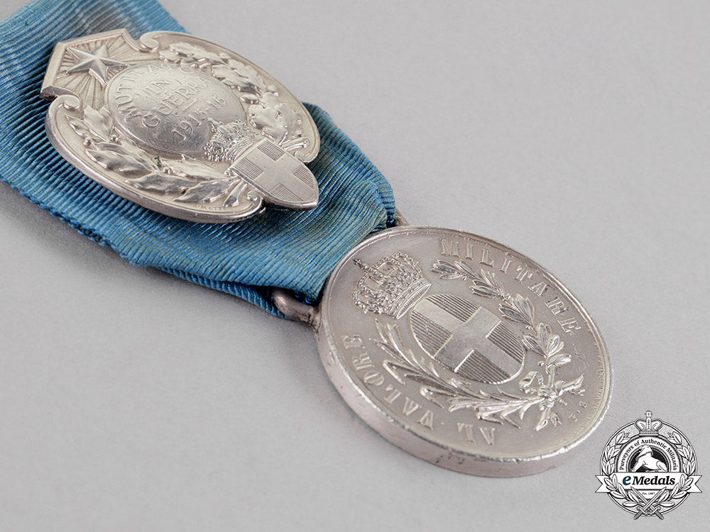 italy,_kingdom._an_al_valore_militare_with_honour_wound_badge,_c.1915_c18-015862