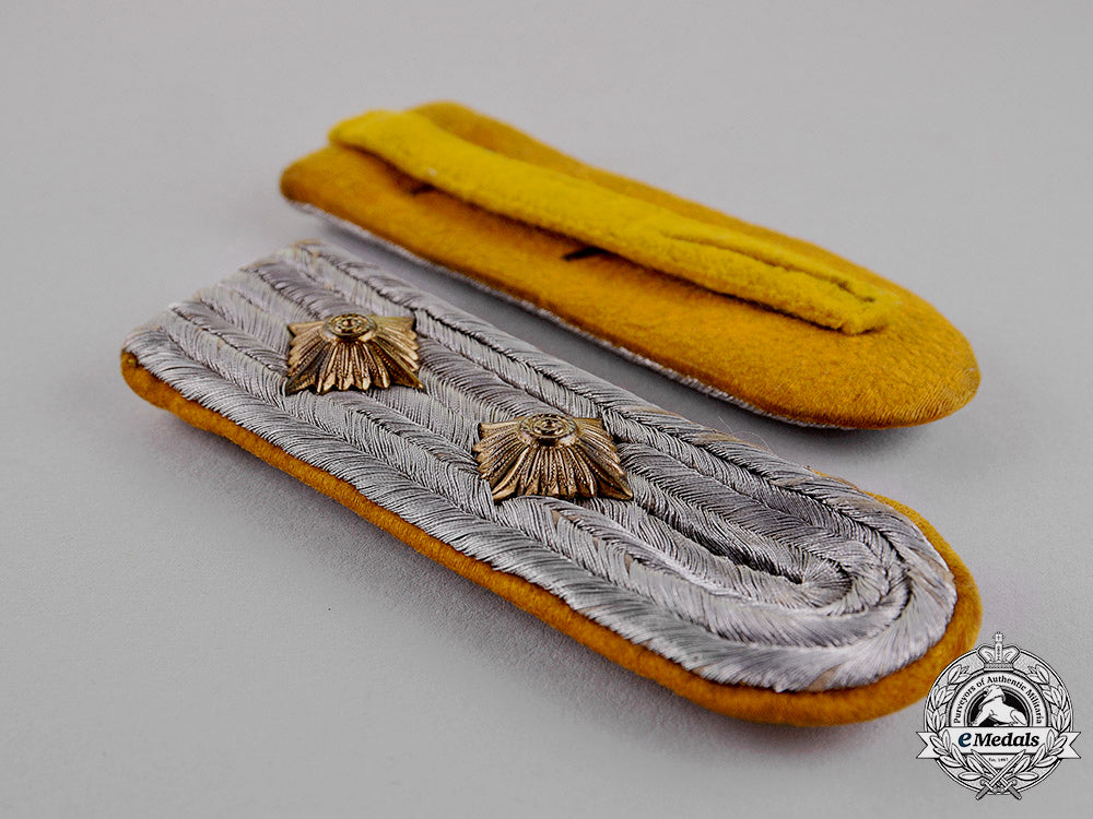 germany._a_set_of_luftwaffe_flyer’s_hauptmann_shoulder_boards,_slip-_on_type_c18-016034