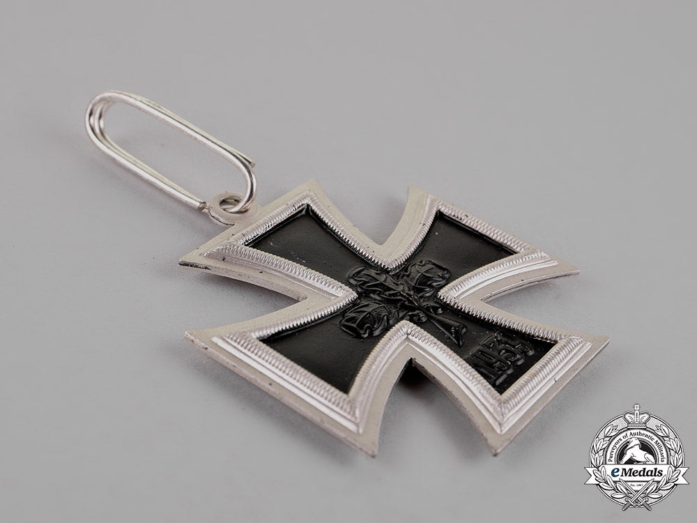 german_republic._a_knight’s_cross_of_the_iron_cross1939,_alternative1957_version,_early_silver_example_c18-016077