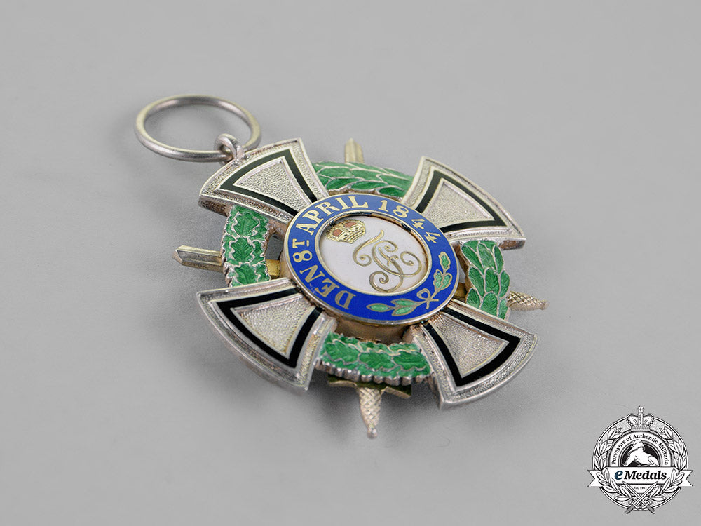 germany,_hohenzollern._a_house_order,_third_class_with_swords,_c.1915_c18-016951