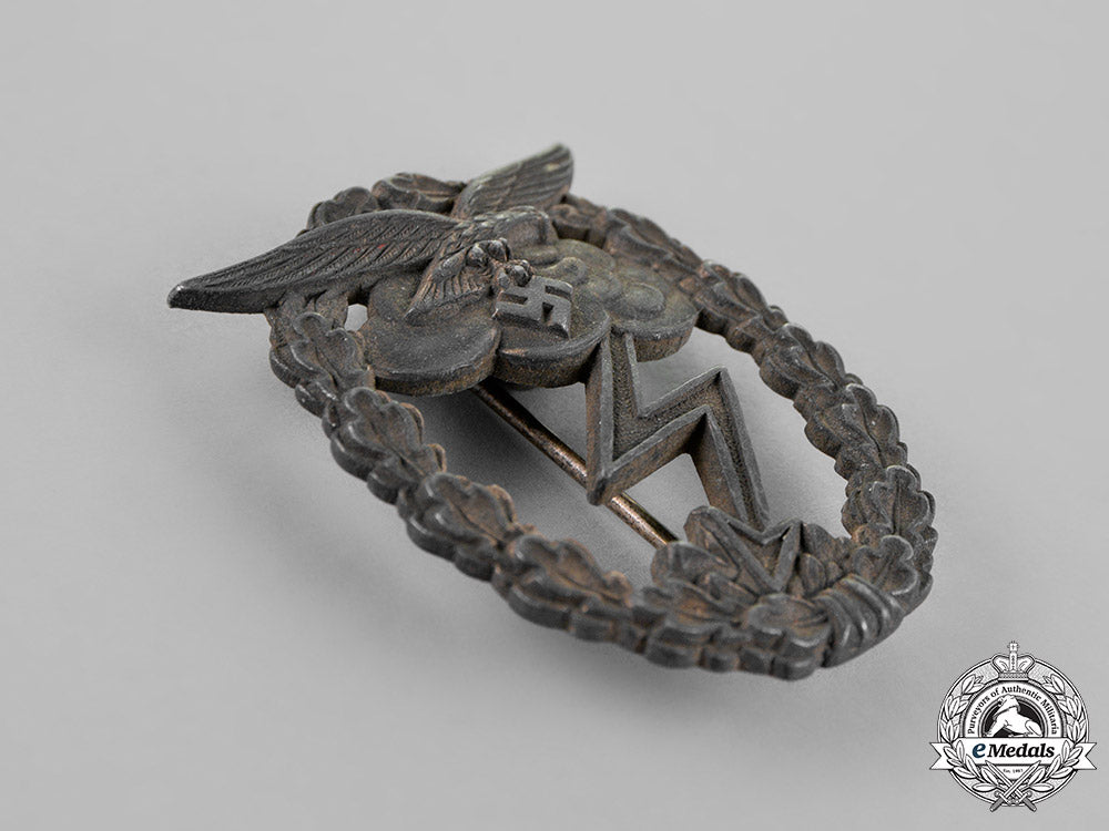 germany,_luftwaffe._a_ground_assault_badge_by_gustav_hermann_osang_of_dresden_c18-018639