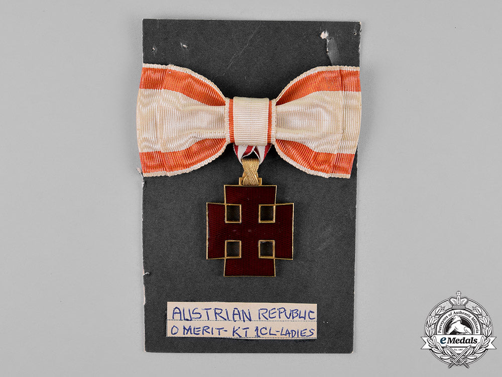 austria,_republic._an_austrian_merit_order,_gold_insignia_with_ladies_ribbon,_c.1936_c18-018695_1_1_1_1
