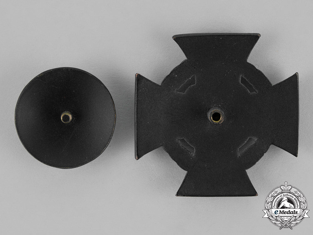 oldenburg,_duchy._a_mint_private_purchase_friedrich_august_cross,_first_class,_screwback_version_c18-022243