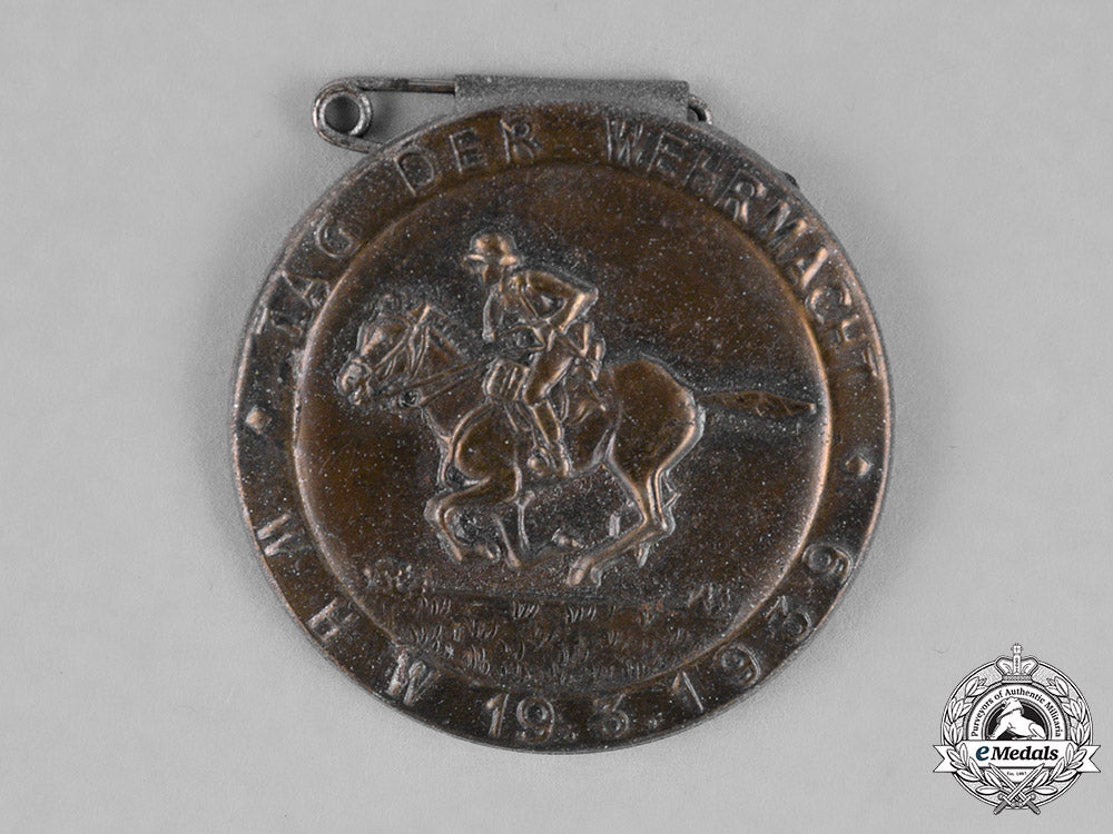 germany._a1933_day_of_the_wehrmacht_badge_c18-023005
