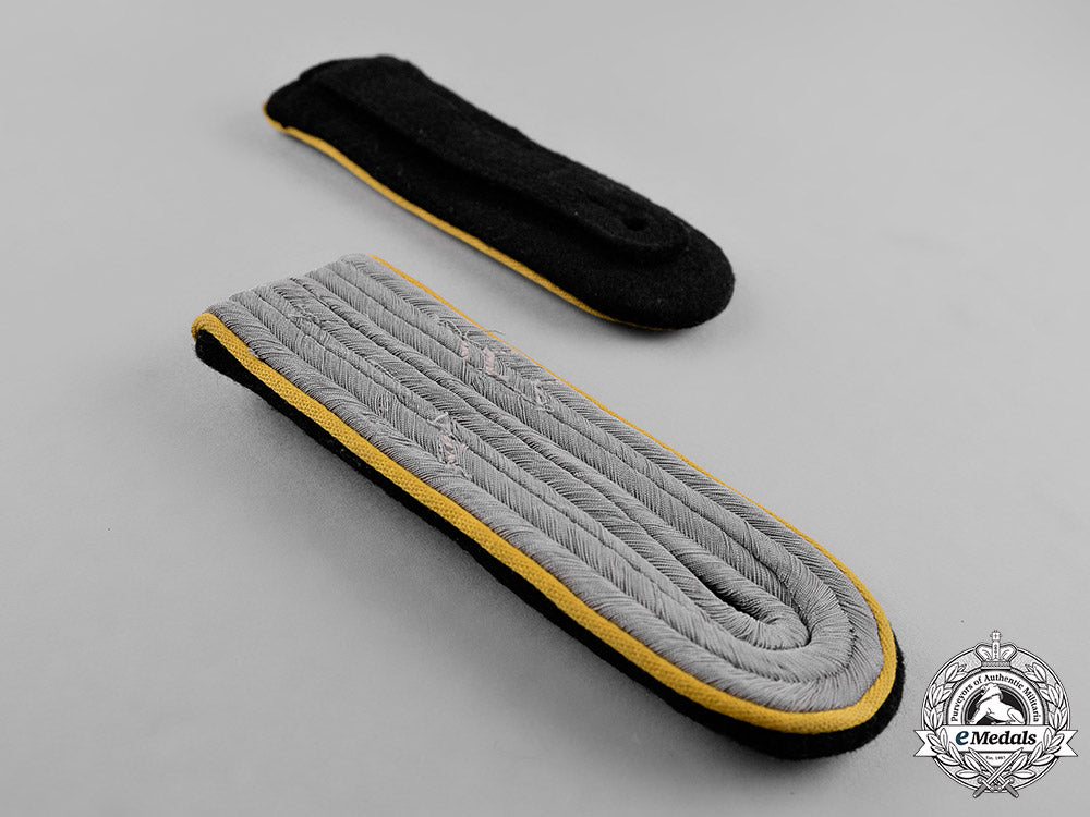 germany,_ss._a_cavalry_shoulder_boards_for_an_ss-_untersturmführer_c18-023266