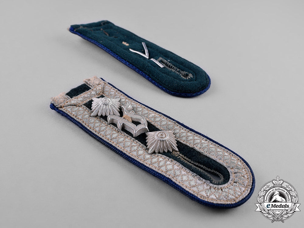 germany._a_set_of_oberfeldwebel_medical_school_shoulder_boards_c18-024211_1