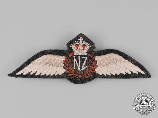 new_zealand._a_royal_new_zealand_air_force(_rnzaf)_pilot_wings,_c.1941_c18-024437