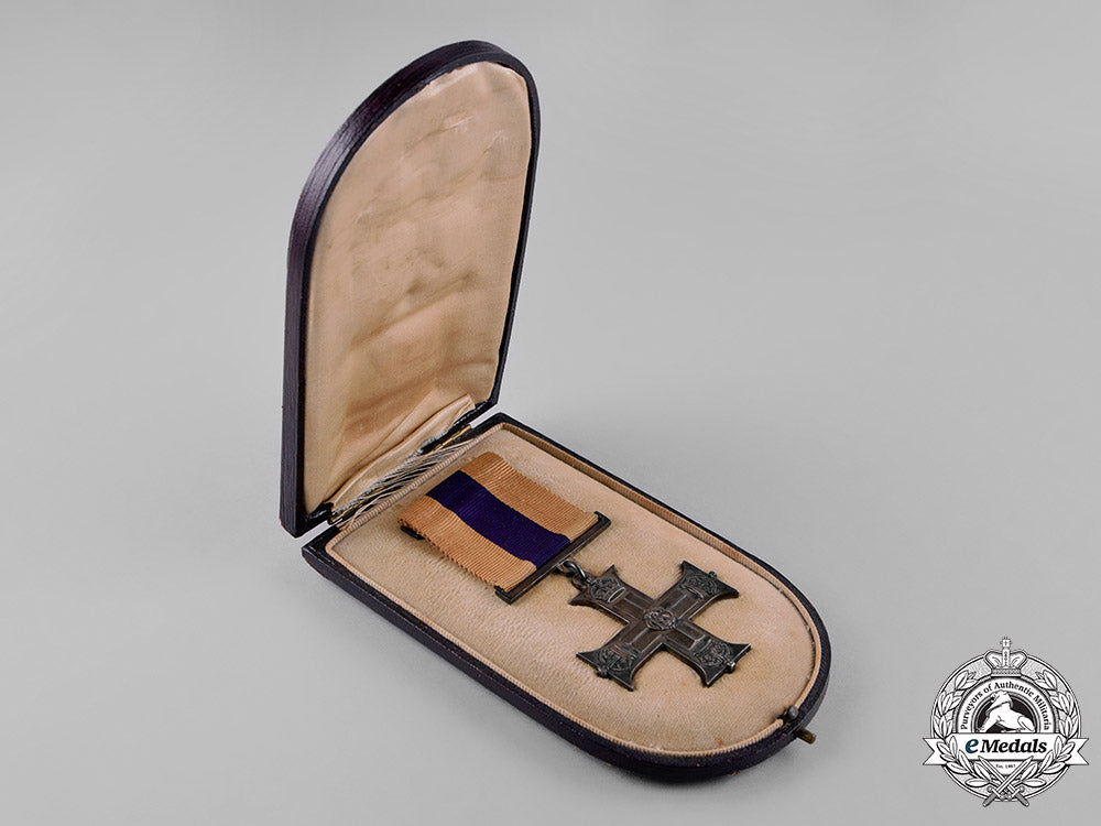 united_kingdom._a_first_war_military_cross,_cased,_to_lieutenant_victor_carrington_lucas,_royal_field_artillery,_kia_during_the_battle_of_messines_c18-025613