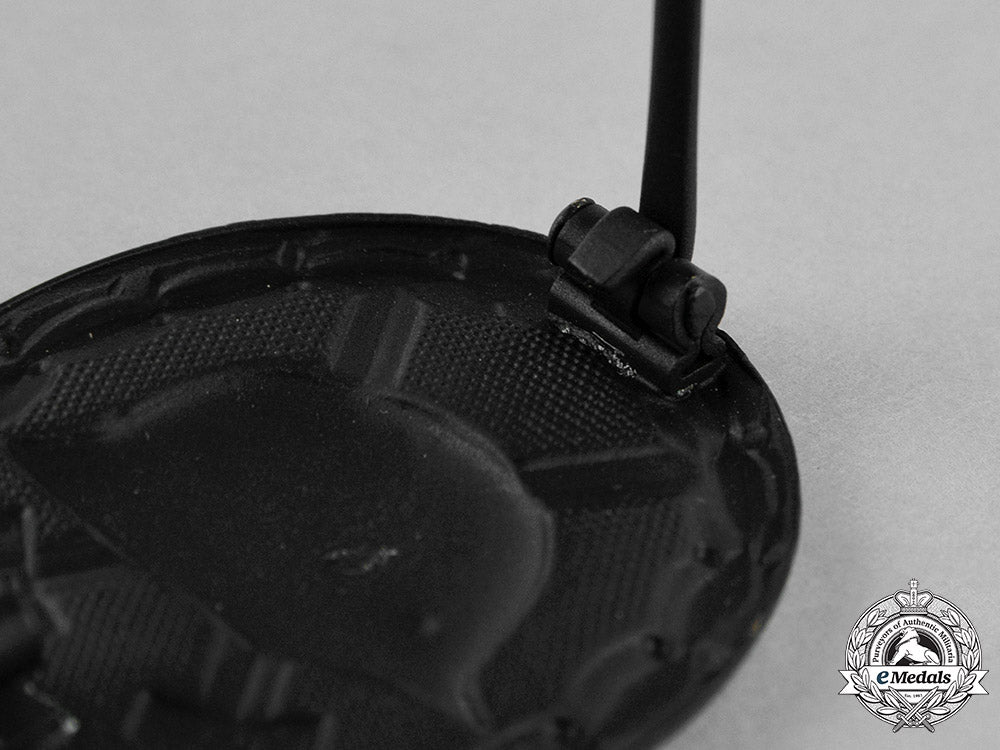 germany,_federal_republic._a_wound_badge,_black_grade_c18-027470