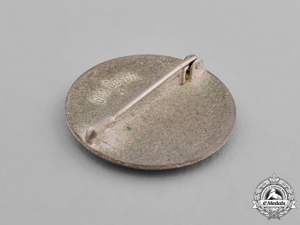 germany._a_german_red_cross_nurse’s_aid_badge,_by_deschler&_sohn_c18-027570