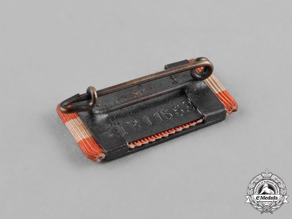 germany,_bdm._a_league_of_german_girls_leader’s_proficiency_sports_badge_c18-028088