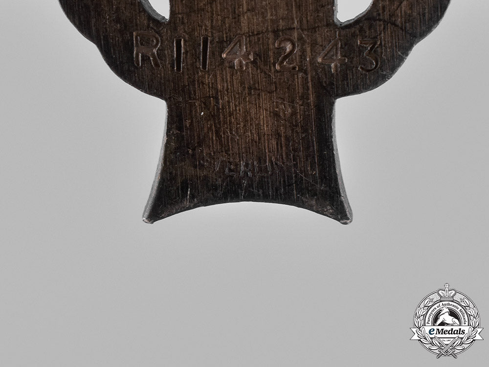 canada._two_memorial_crosses_to_sgt_freeman,_civilian_training_instructor_c18-031967