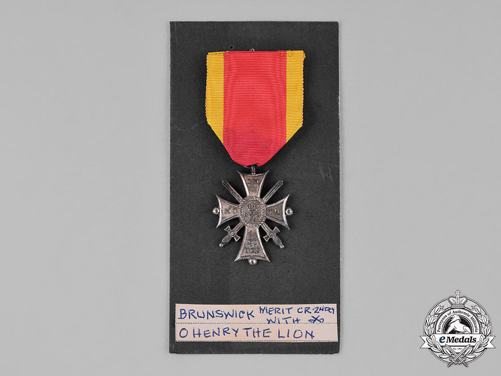braunschweig,_dukedom._an_order_of_heinrich_the_lion,_merit_cross_in_silver_and_swords,_c.1914_c18-033008