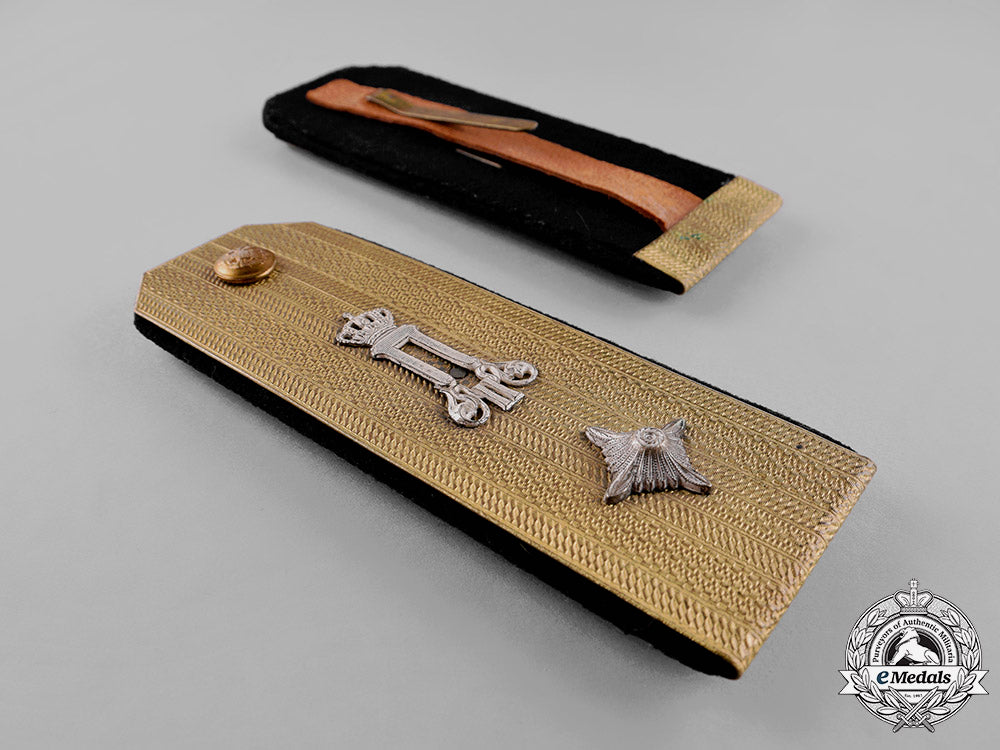 yugoslavia,_kingdom._an_m39_royal_yugoslav_army_pair_of_shoulder_boards,_king's_guard_lieutenant_c18-033638