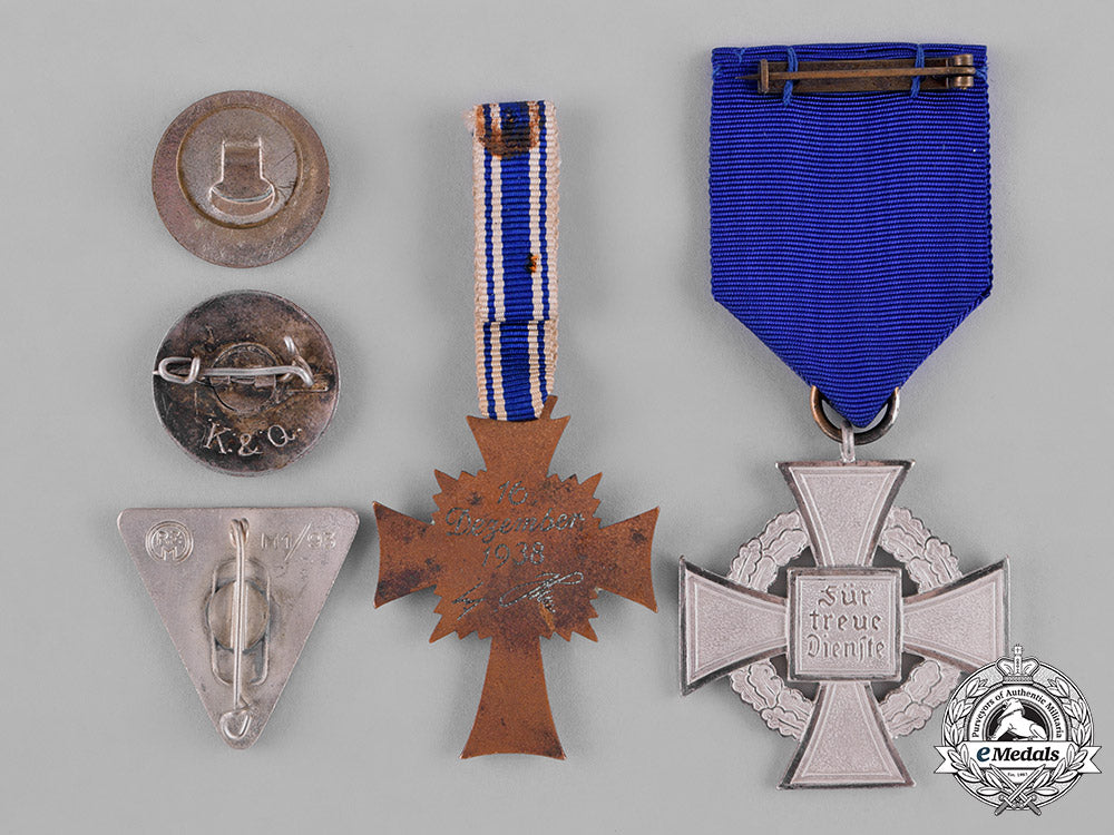 germany,_third_reich._a_lot_of_second_war_period_day_badges_c18-042268