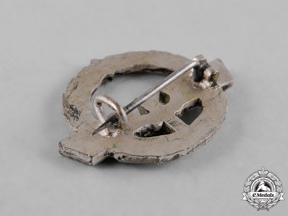 germany,_reichsbahn._a_german_female_railway_staff_service_badge,_silver_grade_c.1944_c18-042946