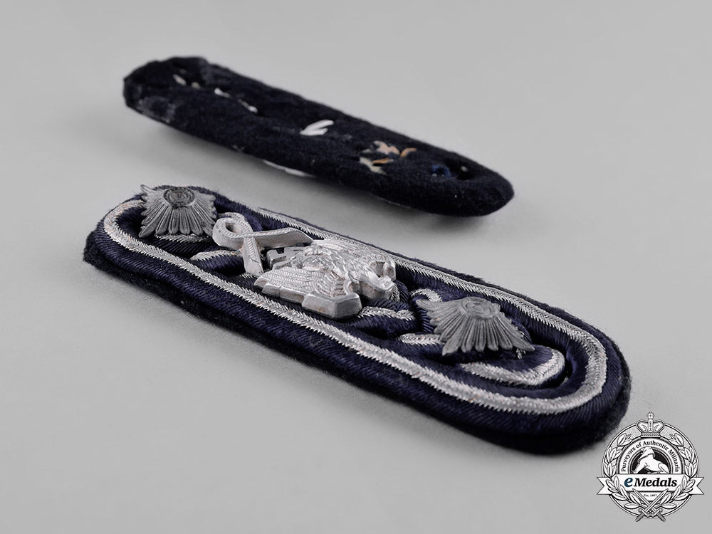 germany,_wehrmacht._a_pair_of_marinebeamte(_marine_administration)_nco_shoulder_boards_c18-044846