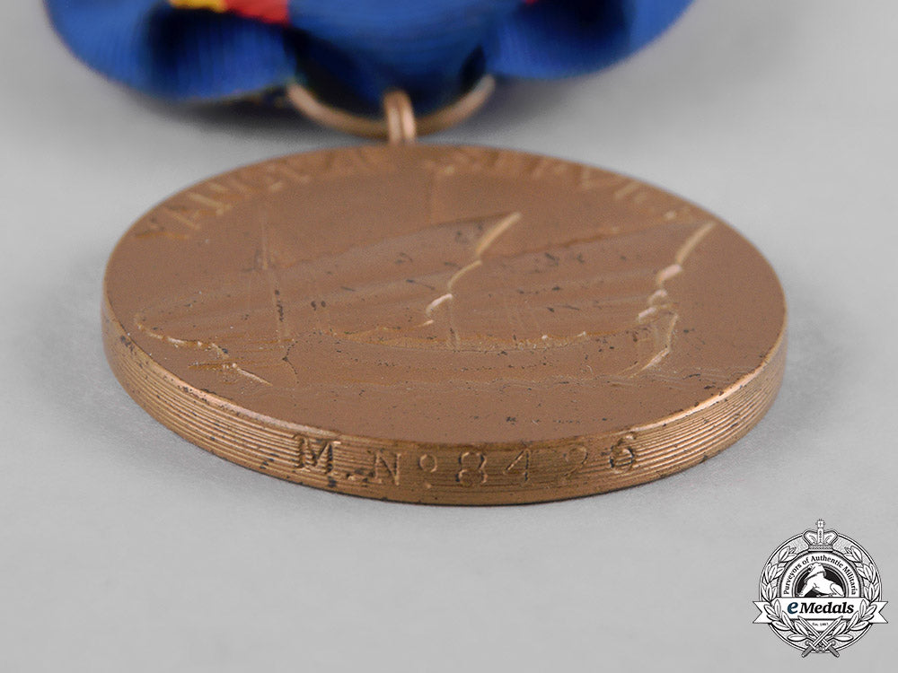 united_states._a_yangtze_service_medal,_numbered,_in_case_c18-046069_1