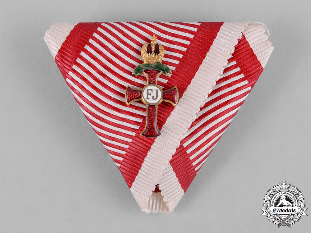 austria,_imperial._an_order_of_franz_joseph,_small_decoration_for_officer,_with_war_decoration_c18-047029