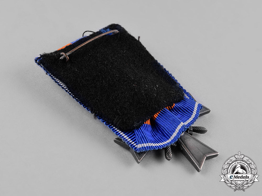 netherlands,_kingdom._a_cross_for_freedom_and_justice_with_two_korea_clasps,_c.1955_c18-048122_1