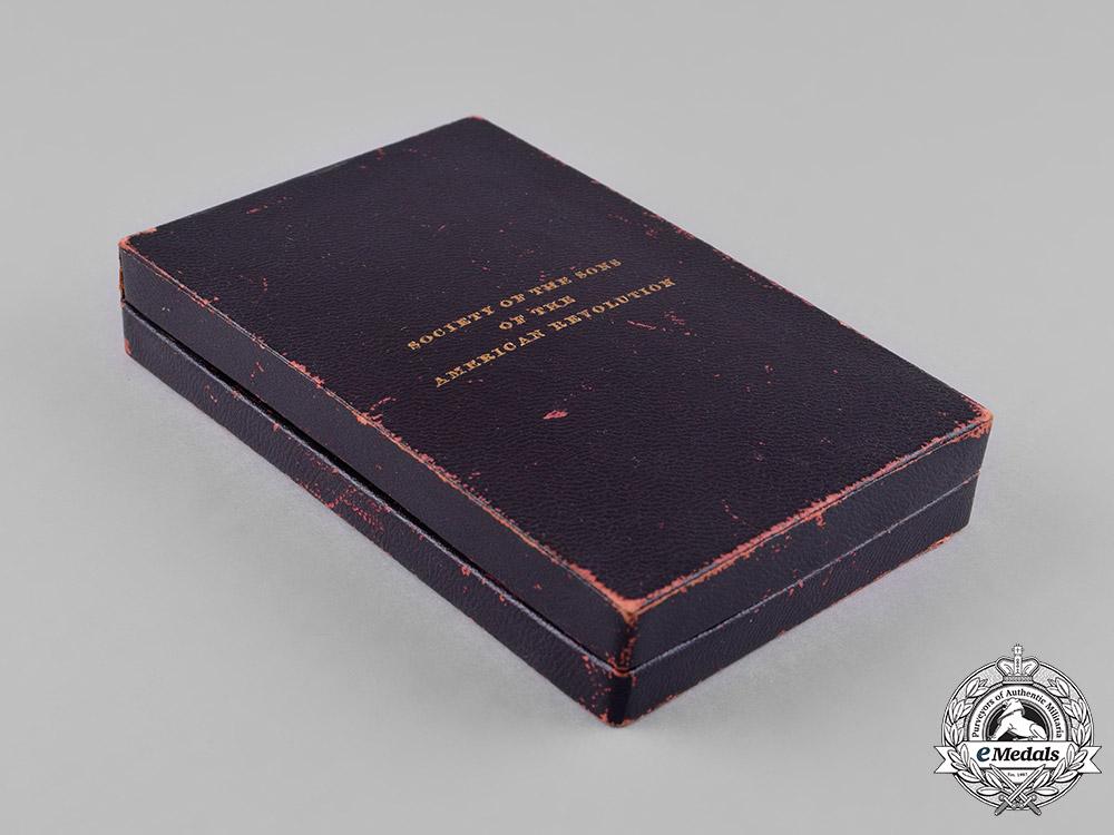 united_states._a_national_society_of_the_sons_of_the_american_revolution_membership_badge,_by_tiffany&_co.,_c.1895_c18-048236_1