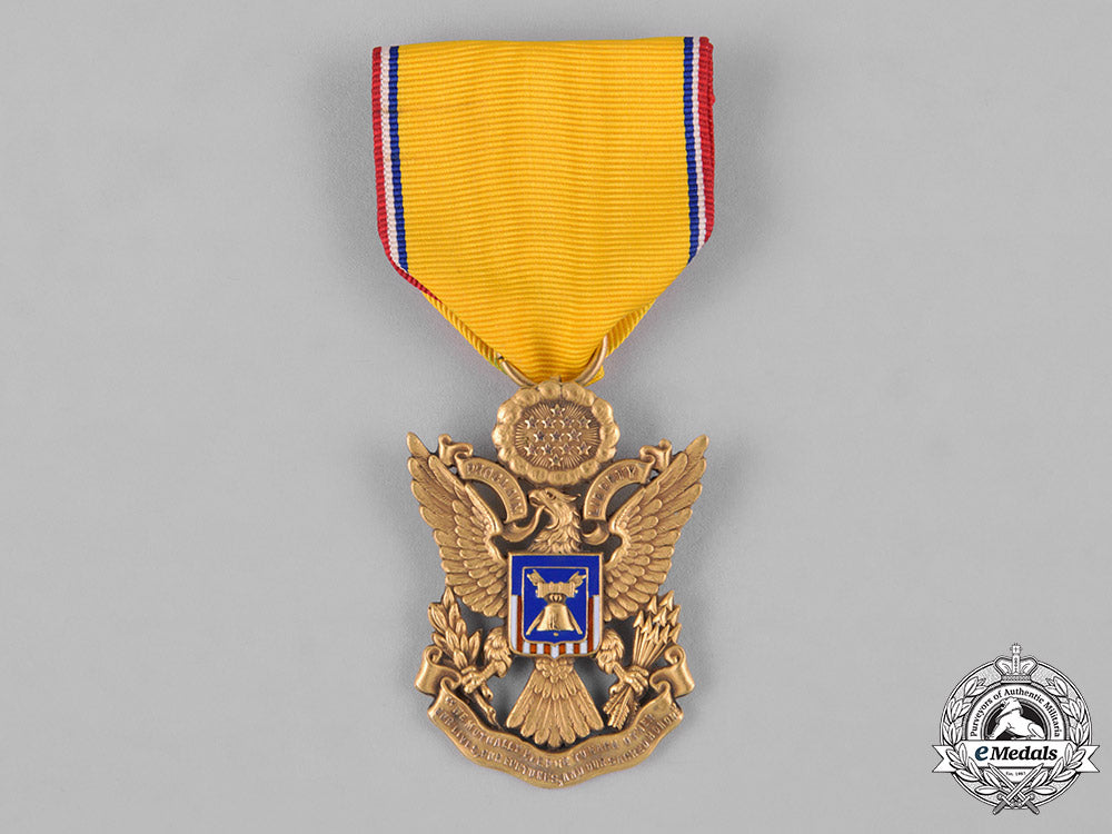 united_states._a_society_of_the_descendants_of_the_signers_of_the_declaration_of_independence_badge_in_gold,_c.1900_c18-048327