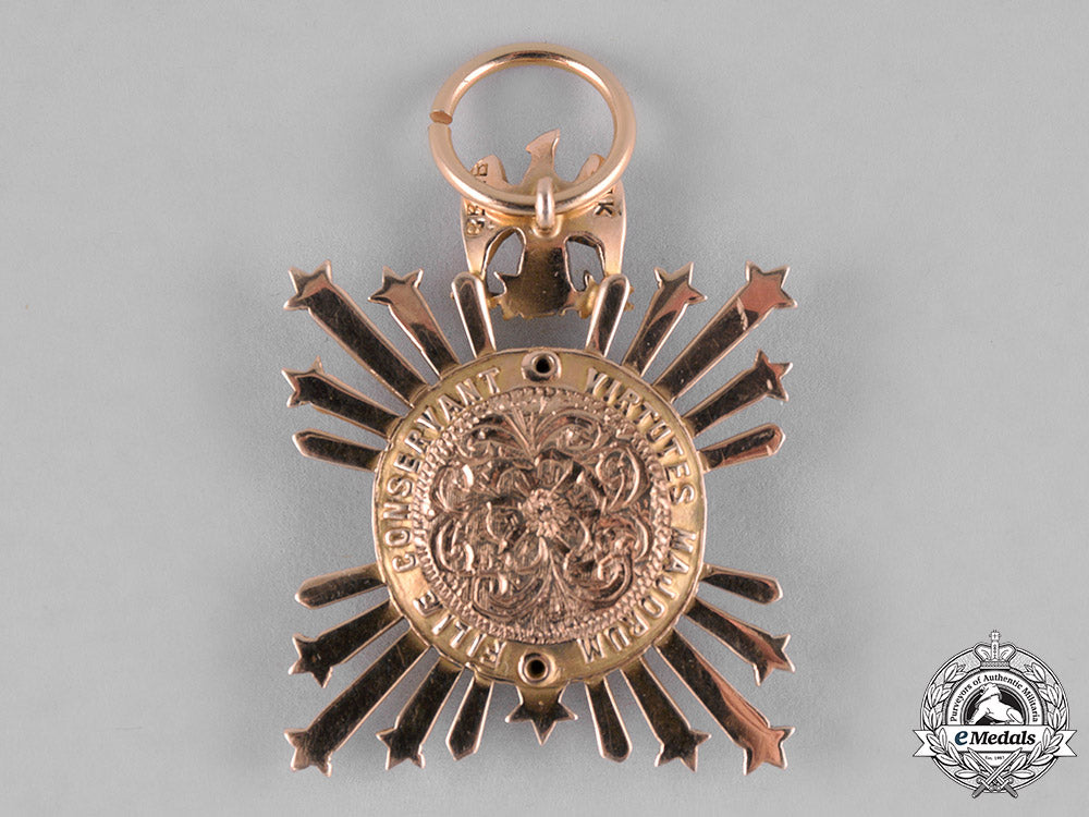 united_states._an_american_society_of_the_colonial_dames_of_america_membership_badge_in_gold,_by_bailey,_banks&_biddle_c18-048396_1