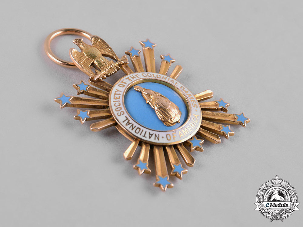 united_states._an_american_society_of_the_colonial_dames_of_america_membership_badge_in_gold,_by_bailey,_banks&_biddle_c18-048397_1