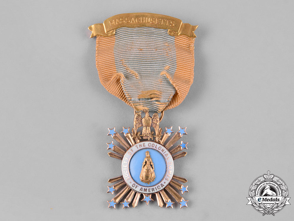united_states._a_society_of_the_colonial_dames_of_america_breast_badge_in_gold,_named_to_abby_lucretia_rice_fyfe_c18-052392_1