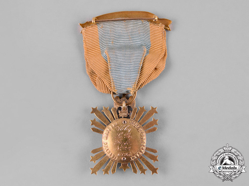 united_states._a_society_of_the_colonial_dames_of_america_breast_badge_in_gold,_named_to_abby_lucretia_rice_fyfe_c18-052393_1