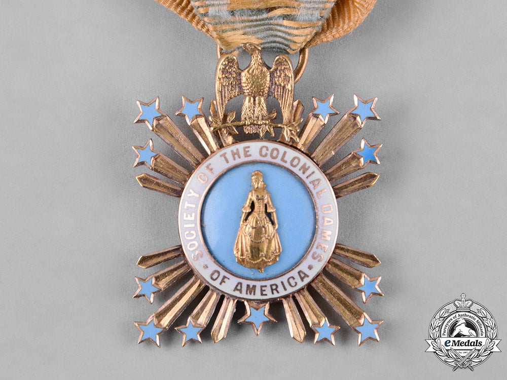 united_states._a_society_of_the_colonial_dames_of_america_breast_badge_in_gold,_named_to_abby_lucretia_rice_fyfe_c18-052394_1