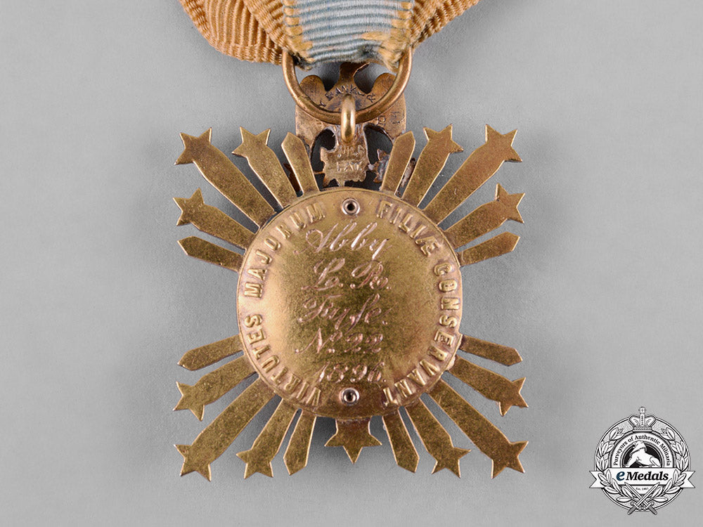 united_states._a_society_of_the_colonial_dames_of_america_breast_badge_in_gold,_named_to_abby_lucretia_rice_fyfe_c18-052395_1