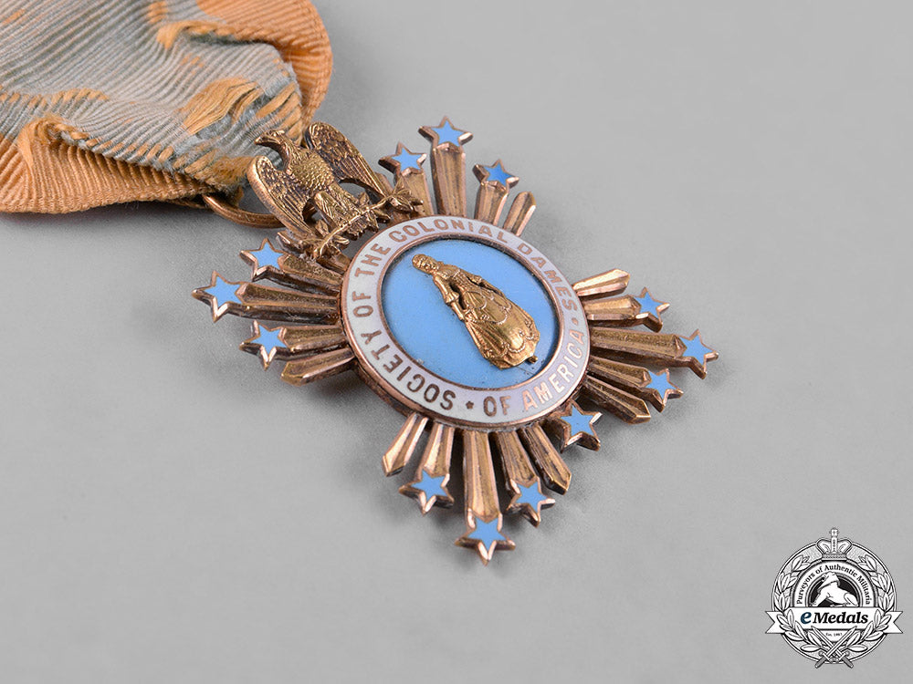 united_states._a_society_of_the_colonial_dames_of_america_breast_badge_in_gold,_named_to_abby_lucretia_rice_fyfe_c18-052396_1
