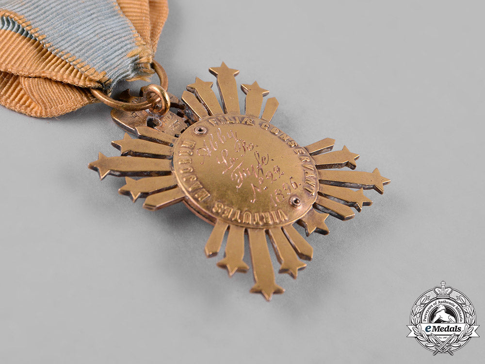 united_states._a_society_of_the_colonial_dames_of_america_breast_badge_in_gold,_named_to_abby_lucretia_rice_fyfe_c18-052397_1