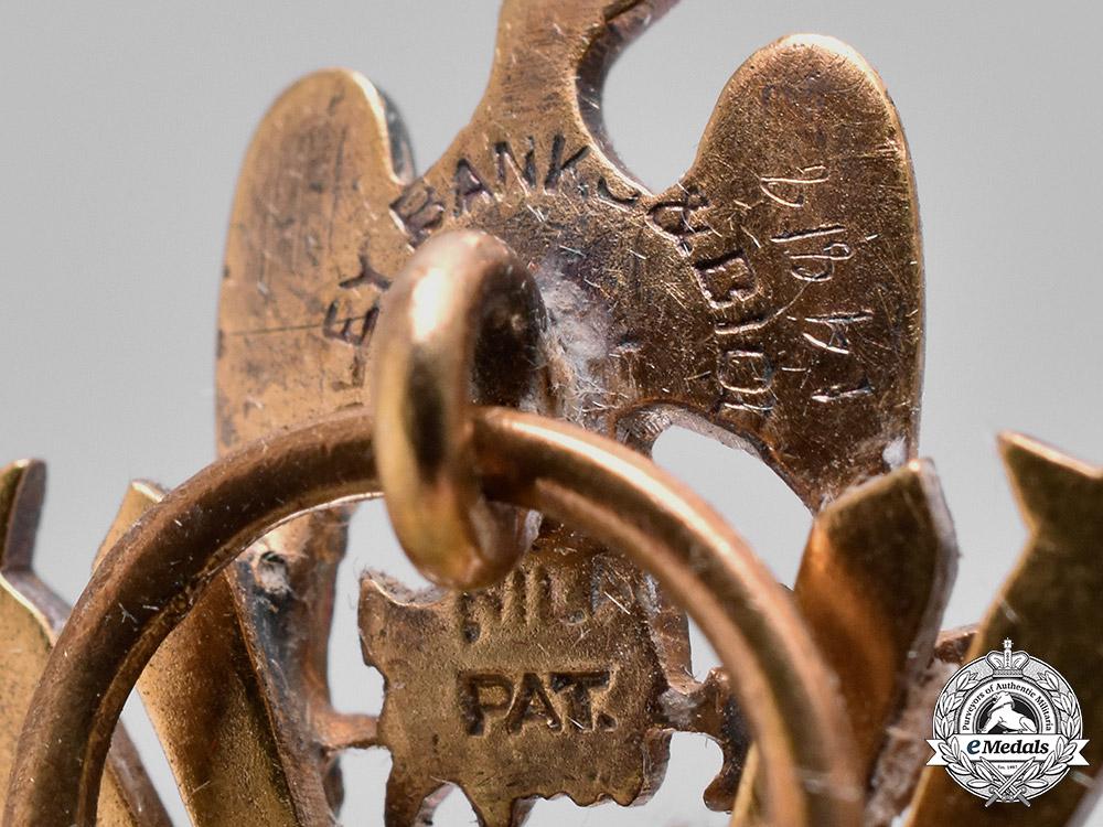 united_states._a_society_of_the_colonial_dames_of_america_breast_badge_in_gold,_named_to_abby_lucretia_rice_fyfe_c18-052398_1