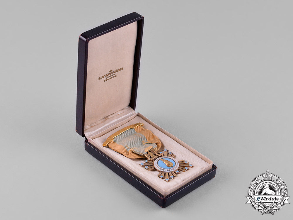 united_states._a_society_of_the_colonial_dames_of_america_breast_badge_in_gold,_named_to_abby_lucretia_rice_fyfe_c18-052399_1