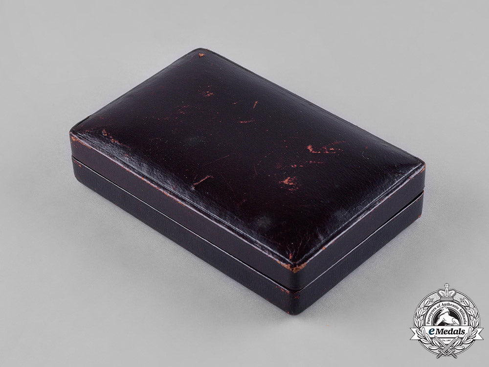 united_states._a_society_of_the_colonial_dames_of_america_breast_badge_in_gold,_named_to_abby_lucretia_rice_fyfe_c18-052400_1