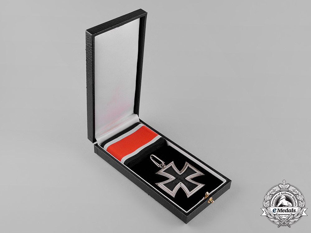 germany,_wehrmacht._a_cased_knight’s_cross_of_the_iron_cross,1957_issue_c18-055154